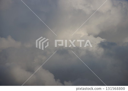 天空中白色和葉色的風暴雲 131568800