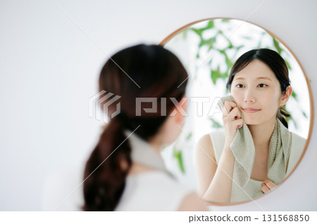 一個女人用毛巾擦臉 131568850