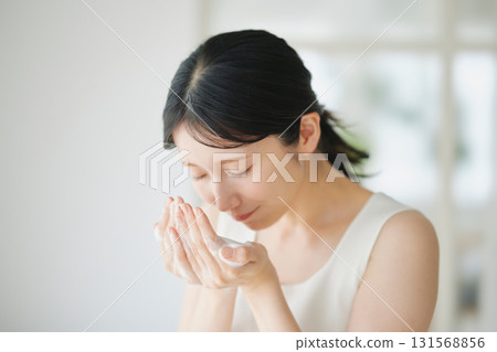 一個年輕女子潔面 一個年輕女子潔面 131568856