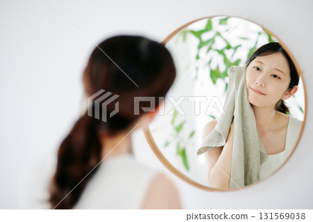 一個女人用毛巾擦臉 131569038