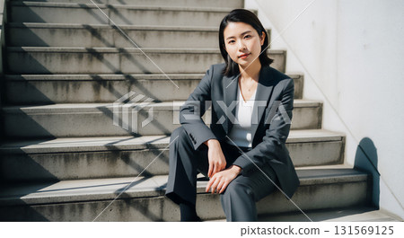 一位身穿西裝的女商務人士的肖像 131569125