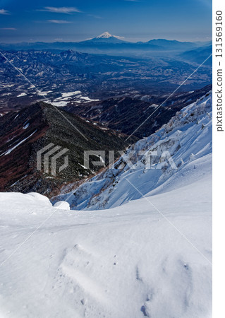 從Yatsugatake山的Akadake山頂山頂看見的富士山在冬天 131569160