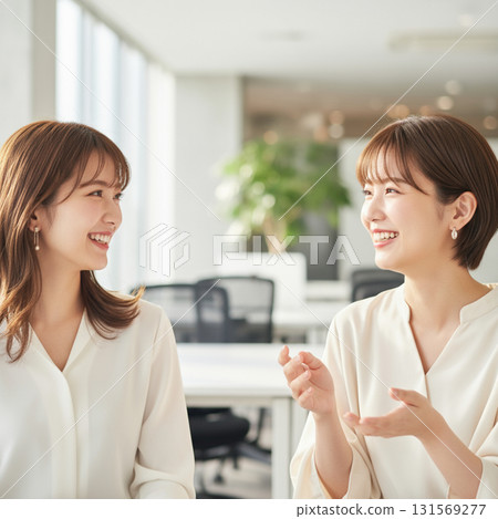 商業場景：一位年輕女性上班族在柔和陽光的現代白色辦公室裡聊天的肖像 131569277