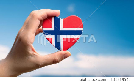 手舉心形挪威國旗，映襯藍天 131569543