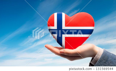 手舉心形挪威國旗，映襯藍天 131569544