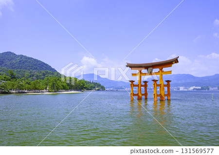 日本三大風景之一的嚴島神社大鳥居(廣島縣廿日市市宮島町) 日本三大風景之一的嚴島神社大鳥居(廣島縣廿日市市宮島町) 131569577