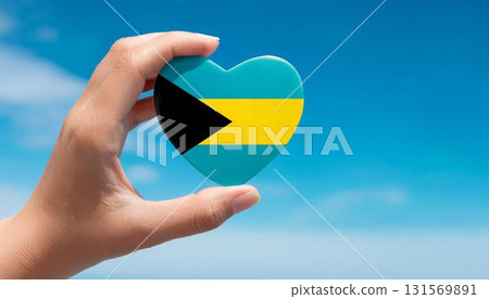 手拿著巴哈馬國旗心和藍天 131569891