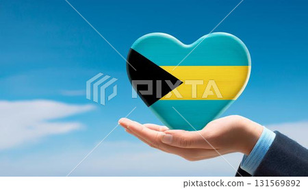 手拿著巴哈馬國旗心和藍天 131569892