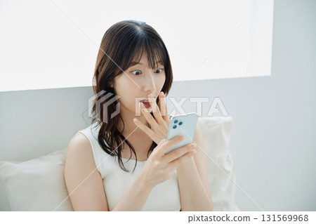 一個操作智能手機的年輕女子 131569968