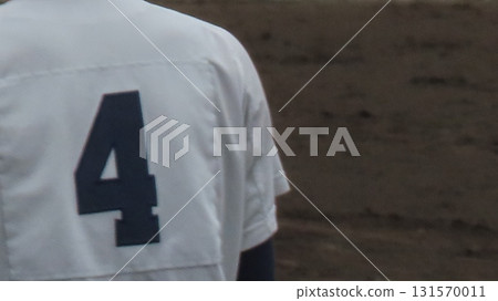 身穿 4 號球衣的棒球運動員 131570011