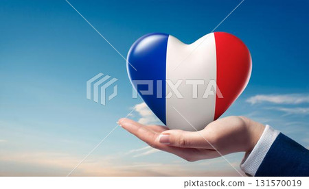 手拿著法國國旗心和藍天 手拿著法國國旗心和藍天 131570019