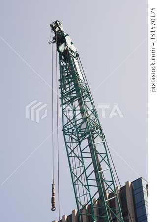 起重機延伸到藍天 131570175