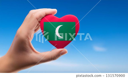 手舉心形馬爾地夫國旗，映襯藍天 131570900