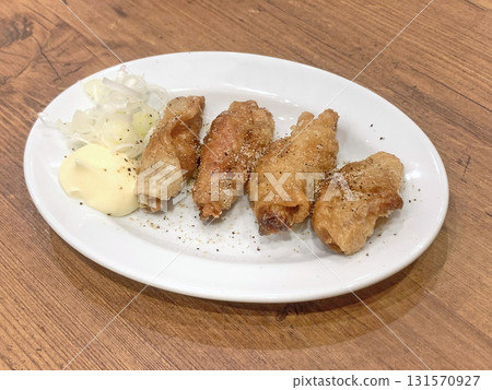Chicken skin gyoza, chicken skin gyoza, chicken skin rolls, chicken skin dishes 131570927