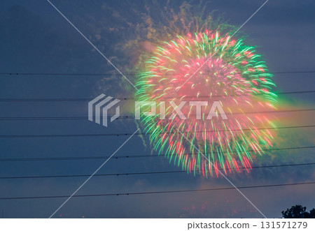 日本東京城市景觀，2025年玉川煙火大會。第47屆世田谷區玉川煙火大會的會場一側，背景是新宿的東京都政府大樓。 131571279