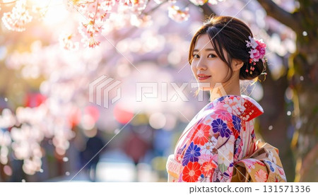 身著和服的年輕女子，背景是點亮的櫻花 131571336