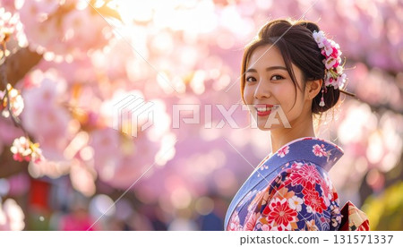 身著和服的年輕女子，背景是點亮的櫻花 131571337