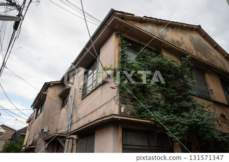 Abandoned house / deserted house / ivy-covered house / two-story house / detached house / dilapidated house / dense house 131571347