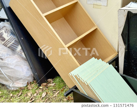 箱式家具被傾倒在居民區 131571476