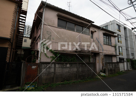 Abandoned house / deserted house / ivy-covered house / two-story house / detached house / dilapidated house / dense house 131571584