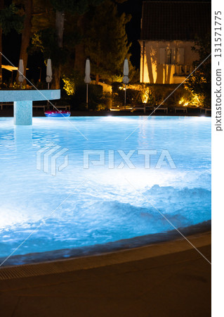 度假酒店夜間游泳池 131571775