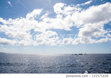 加那利群島富埃特文圖拉島的燦爛陽光下，廣闊的海洋和遊艇 131571836