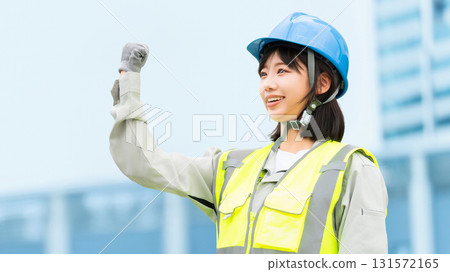 一位身穿工作服的年輕女子正在揮拳 131572165