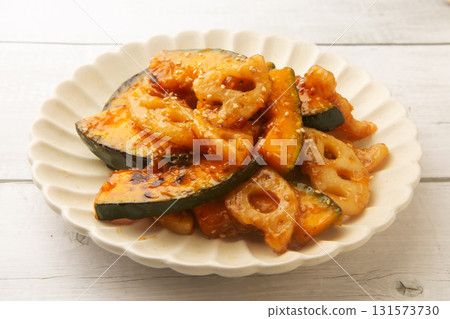 Stir-fried lotus root and pumpkin with sweet and sour sauce 131573730