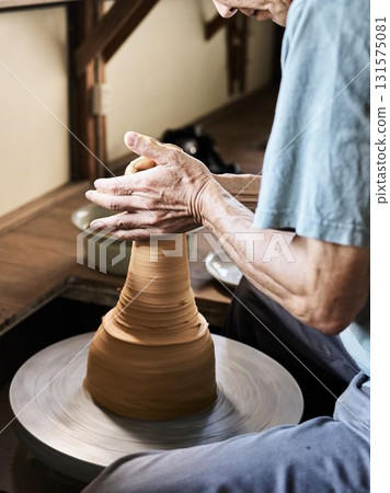 陶工使用陶輪塑造器皿 陶工使用陶輪塑造器皿 131575081