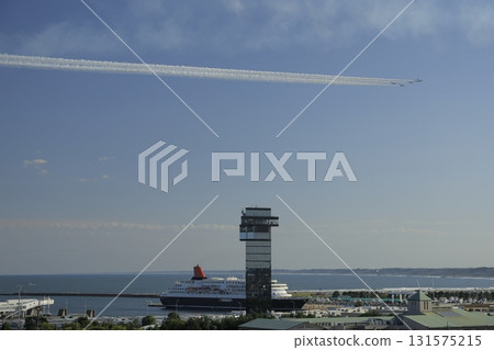 在湛藍的天空背景下,「藍色衝擊波」飛機在茨城縣大洗町附近的海面上以直線編隊飛行,噴出濃煙。 在湛藍的天空背景下,「藍色衝擊波」飛機在茨城縣大洗町附近的海面上以直線編隊飛行,噴出濃煙。 131575215