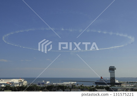 The Blue Impulse makes a large circle while belching smoke over the sea off Oarai, Ibaraki Prefecture, against the backdrop of a clear blue sky. 131575221