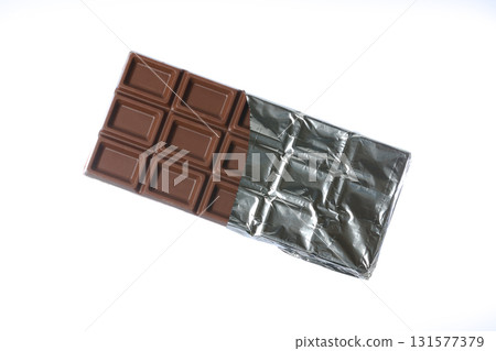 用鋁箔紙包裹的巧克力棒 用鋁箔紙包裹的巧克力棒 131577379