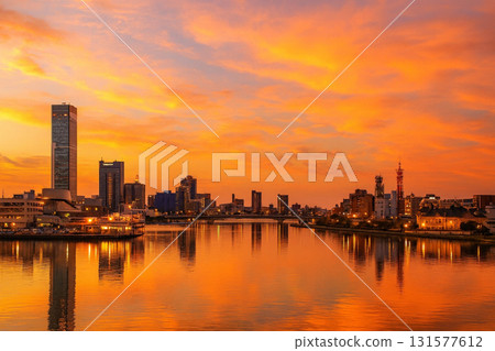 新潟港、朱鷺展覽館等的日落 131577612