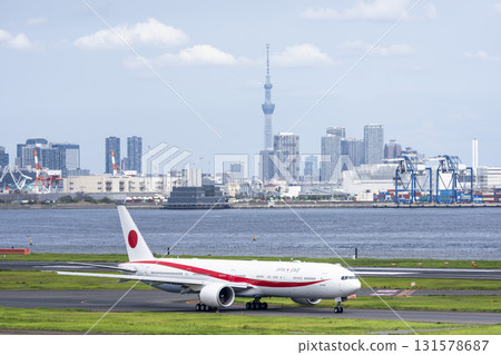 羽田機場的秋天：政府飛機滑行和東京大田區的晴空塔 131578687