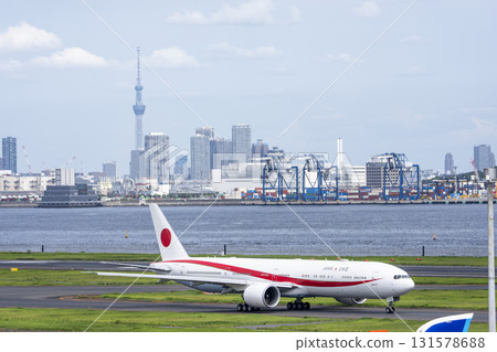 羽田機場的秋天:政府飛機滑行和東京大田區的晴空塔 羽田機場的秋天:政府飛機滑行和東京大田區的晴空塔 131578688