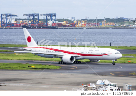 Autumn at Haneda Airport, government aircraft taxiing, Ota Ward, Tokyo Autumn at Haneda Airport, government aircraft taxiing, Ota Ward, Tokyo 131578699