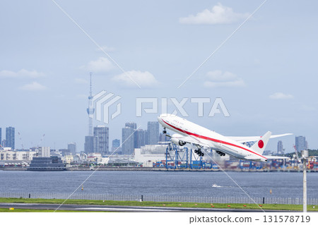 Autumn at Haneda Airport: Government plane taking off and Skytree in Ota Ward, Tokyo Autumn at Haneda Airport: Government plane taking off and Skytree in Ota Ward, Tokyo 131578719