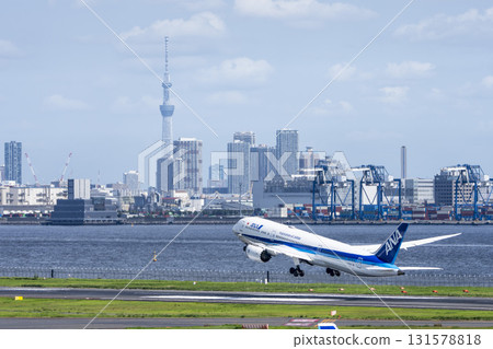 羽田機場、飛機起飛和東京大田區東京晴空塔的風景 131578818