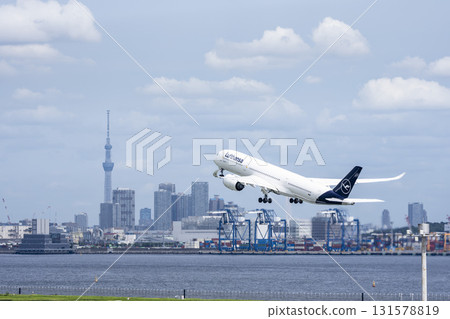 羽田機場、飛機起飛和東京大田區東京晴空塔的風景 羽田機場、飛機起飛和東京大田區東京晴空塔的風景 131578819