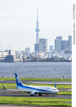 東京大田區羽田機場、滑行的飛機和晴空塔的景色 東京大田區羽田機場、滑行的飛機和晴空塔的景色 131579003