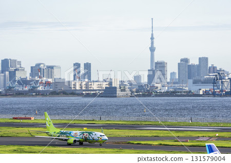 東京大田區羽田機場、滑行的飛機和晴空塔的景色 131579004