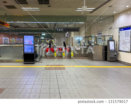 台北捷運站檢票口:黃線外禁止飲食 台北捷運站檢票口:黃線外禁止飲食 131579017