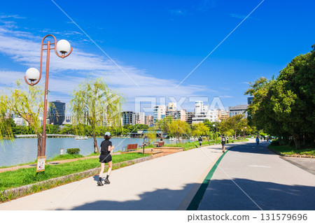 Fukuoka, Ohori Park, citizen runners running around the park 131579696
