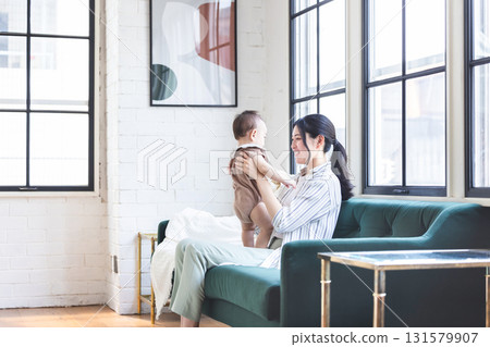 一個家庭在客廳放鬆 131579907