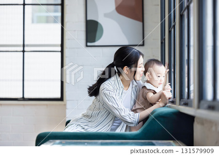 一個家庭在客廳放鬆 131579909