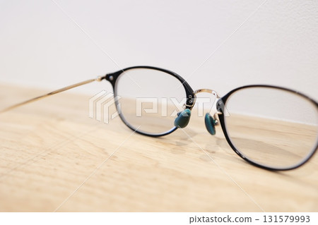 眼鏡鼻托上出現藍綠色污漬:銅綠。 眼鏡鼻托上出現藍綠色污漬:銅綠。 131579993