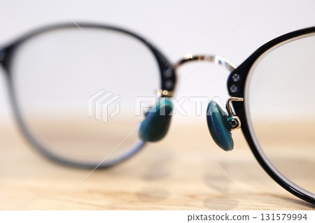 眼鏡鼻托上出現藍綠色污漬:銅綠。 眼鏡鼻托上出現藍綠色污漬:銅綠。 131579994