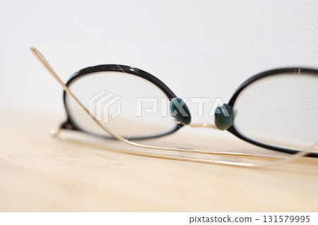 眼鏡鼻托上出現藍綠色污漬：銅綠。 131579995