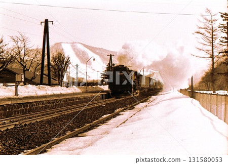 1970年：D52蒸汽機車經過北海道函館本線大沼公園站，檔案照片 131580053