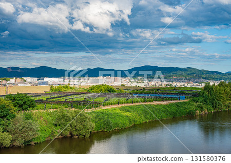 京都府久美山町濱台茶園木津川風景 京都府久美山町濱台茶園木津川風景 131580376
